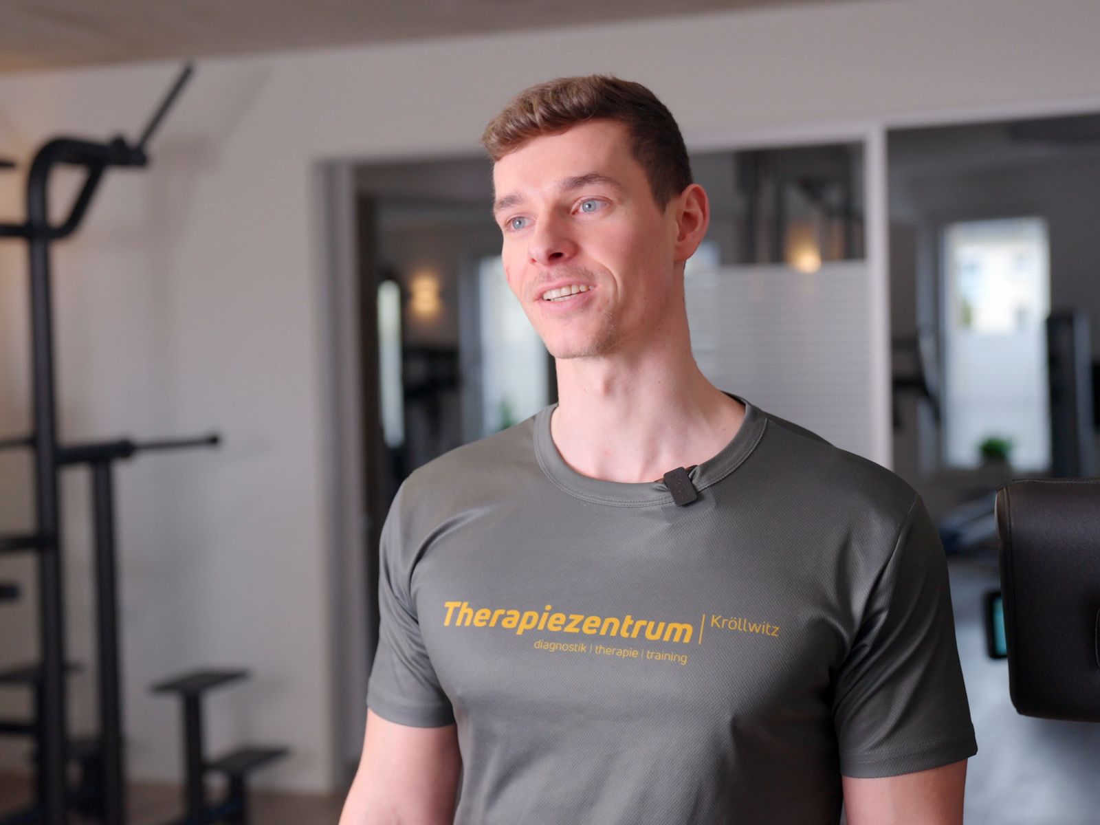 Teammitglied im Praxisshirt im Trainingszentrum