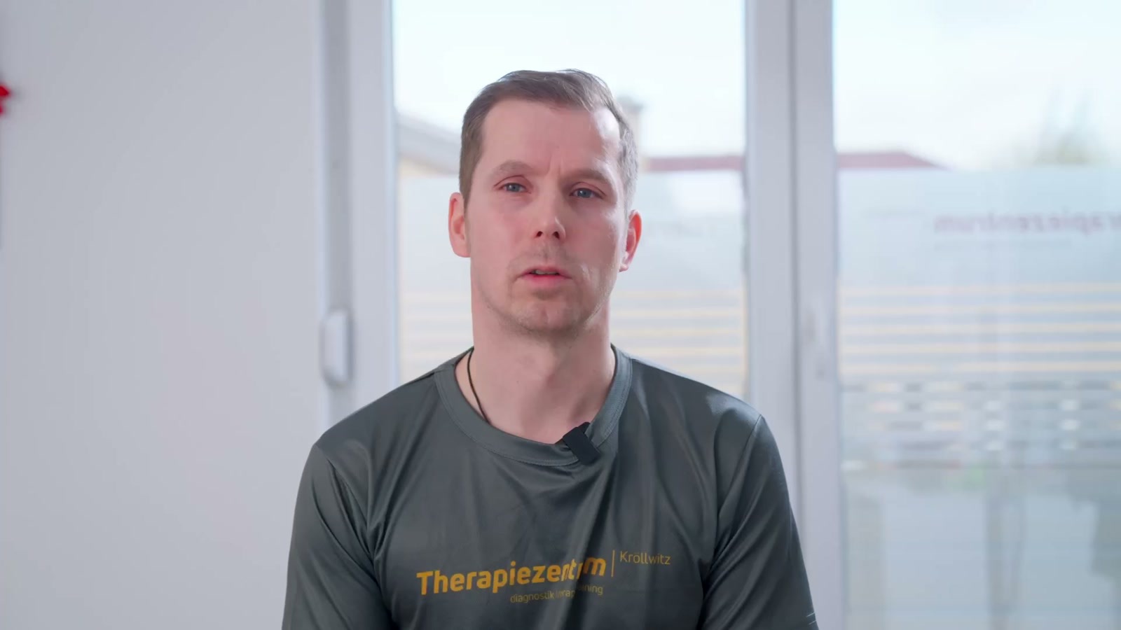 Physiotherapeut im Interview in der Praxis